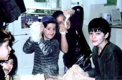 Kinder backen im Bioladen