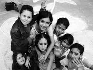 Kinder nutzen die Angebote des Spiel-Mobil auf dem Dürerplatz (51981 Byte)