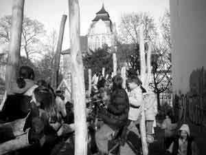 Belastungsprobe bei der Einweihung, Foto: Thomas Protz (51906 Byte)