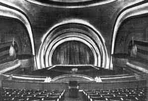 Das Innenleben des Palastes, aus  DER TITANIA-PALAST, Edition Hentrich 1992 (51949 Byte)