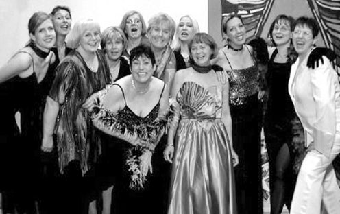 14 flachsblondrotgrünschwarze Frauen: Das Kabarett Korsett