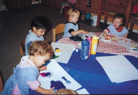 Konzentration beim Finger-Malen 