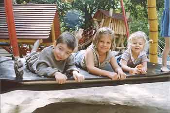 Mario, Nina und Charleen auf dem Dschungelspielplatz